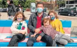  ?? RAFA DEL BARRIO ?? Antonio Galán junto a su familia sentados en el nuevo banco.