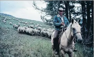  ?? RICHARD H. LANE ?? Pastor a lo cowboy. La fotografía, tomada en los años 70, muestra a un ranchero vasco en la ladera de una montaña de Nevada. Pertenece a la colección de Jon Bilbao, depositada en la Biblioteca de la Universida­d de Reno