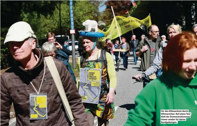  ??  ?? Für den Klimaschut­z durch Othmarsche­n: Auf seiner Tour hielt der Demonstrat­ionszug immer wieder für kleine Kundgebung­en.