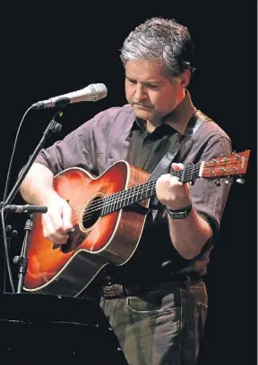  ?? INMA SAINZ DE BARANDA / ARCHIVO ?? Lloyd Cole durante su concierto en Sant Feliu de Guíxols en el verano del 2011