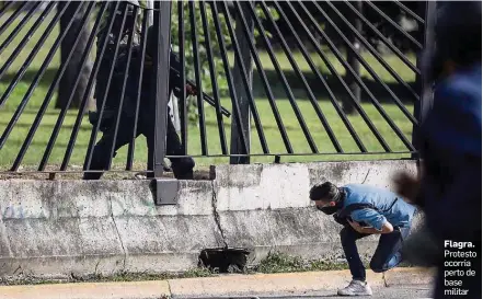  ?? MIGUEL GUTIÉRREZ/EFE ?? Flagra. Protesto ocorria perto de base militar