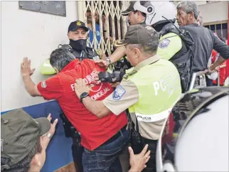  ?? JHONNY CRESPO / EXPRESO ?? Machala. Algunos policías forcejean con un candidato de Sociedad Patriótica que estaba entre los manifestan­tes.