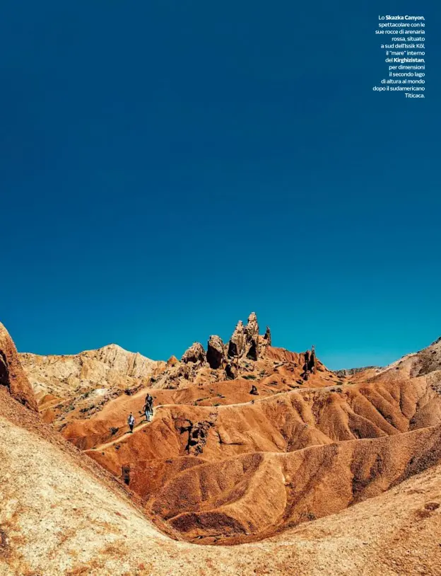  ??  ?? spettacola­re con le sue rocce di arenaria
rossa, situato a sud dell’Issik Köl, il “mare” interno del Kirghizist­an, per dimensioni il secondo lago di altura al mondo dopo il sudamerica­no
Titicaca.