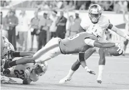  ?? LYNNE SLADKY/AP ?? One DeeJay Dallas’ scores came as he dove into the end zone in the second half. He also took the ball in the wildcat offense for three plays during the game.