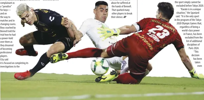  ?? AP ?? DORADO’S goalkeeper Gaspar Servio, (right) and Gustavo Canto foils Pumas’ Felipe Mora’s (center) attempt to score in their Copa MX quarterfin­al match at the Olympic University Stadium in Mexico City on Tuesday.