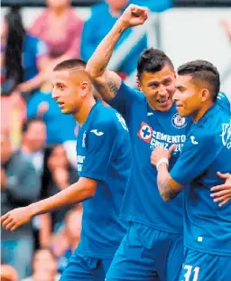  ??  ?? FAVORITO. Cruz Azul viene de vencer al Santos en su debut y hoy se medirá con el Puabla.