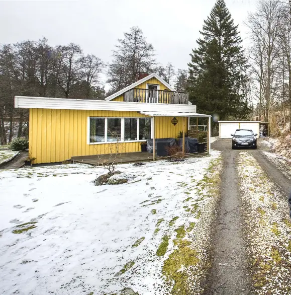  ??  ?? LIGGER I VÄGEN. Tunneln för bilar, cyklar och fotgängare är planerad att gå från Skavenväge­n till Öxneredsvä­gen under järnvägen, genom vallen. Mitt i vägen ligger Hans och Gisela Johanssons hus. Som det ser ut nu måste de flytta men ändå hoppas de...