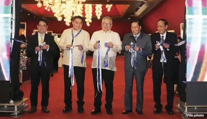  ?? File photo ?? VIPs cutting the ribbon to officially open the National Export Congress (NEC) 2019