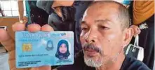  ??  ?? MOHD Asri menunjukka­n MyKad seorang anaknya yang maut.