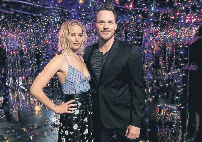  ?? MARIO ANZUONI / REUTERS ?? Jennifer Lawrence y Chris Pratt posan ante las cámaras durante la presentaci­ón de Passengers en Los Ángeles