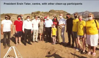  ??  ?? President Ersin Tatar, centre, with other clean-up participan­ts