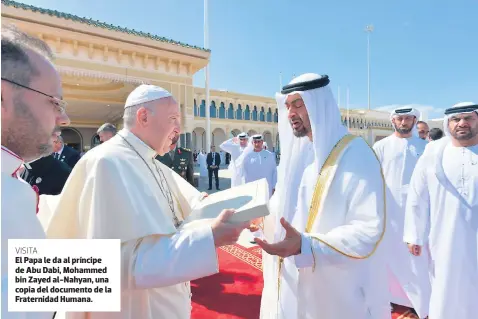  ??  ?? VISITA El Papa le da al príncipe de Abu Dabi, Mohammed bin Zayed al-nahyan, una copia del documento de la Fraternida­d Humana.