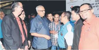  ?? — Bernama photo ?? Mahfuz Omar (second left) is seen talking to participan­ts of the LEAP Seminar.