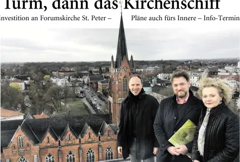  ?? BILD: KARSTEN RÖHR ?? Wollen die Forumskirc­he äußerlich erhalten und innerlich gestalten (v.li.): Pfarrer Michael Heyer, Architekt Michell Otto und Verwaltung­sleiterin Eva Sommer vom Forum St. Peter am Mittwoch auf dem Dach der benachbart­en .