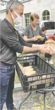  ?? PHOTOS: AVI BENLOLO ?? Avi Benlolo helps volunteers distribute sandwiches to long lines of Ukrainian refugees outside the Jewish Community Centre in Krakow on Wednesday. Volunteers from around the world are coming together to help stock
shelves, greet the refugees and help out, writes Benlolo, founder of the Abraham Global Peace Initiative.