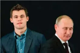  ?? Foto: Berit Roald, NTB ?? ⮉ Vladimir Putin har vist interesse for sjakk-vm. Som her, da han besøkte Magnus Carlsens Vm-kamp mot Viswanatha­n Anand i Sotsji i 2014.
