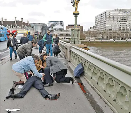  ??  ?? Las escenas de pánico se sucedieron tras arrollar el atacante a los viandantes sobre el puente que cruza el Támesis, dejando decenas de heridos.