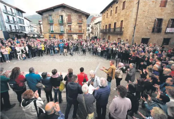  ?? Foto: Javier Bergasa ?? Tras conocerse la sentencia, vecinos de Altsasu protagoniz­aron una concentrac­ión por la tarde.