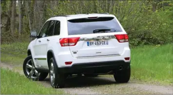  ??  ?? Bien campé sur ses grandes roues de vingt pouces, le Grand Cherokee reste un 4x4 séduisant.