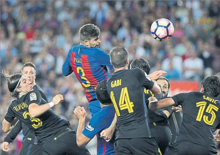  ?? CÉSAR RANGEL ?? Gerard Piqué emerge por encima de sus rivales en el partido del pasado miércoles contra el Atlético