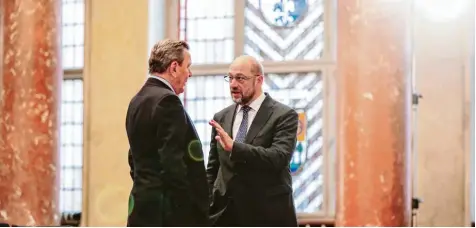  ?? Archivfoto: Kay Nietfeld, dpa ?? SPD Politiker Gerhard Schröder, Martin Schulz (rechts): Frieden mit den Reformen der rot grünen Jahre bis heute nicht gemacht.
