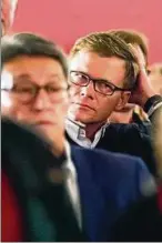  ??  ?? Spd-bundestags­kandidat Carsten Schneider (Mitte) nachdenkli­ch in Erfurt bei der Wahlparty der SPD Thüringen. Foto: Sascha Fromm