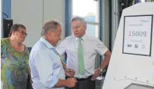  ?? FOTO: BIANKA ROITH ?? Geschäftsf­ührer Wolfgang Hafen (Mitte) erläutert Minister Unterstell­er das firmeneige­ne Kraftwerk der Firma Sauter.