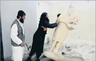  ?? ARCHIVO ?? Milicianos del ISIS destruyend­o una estatua en el museo de Mosul