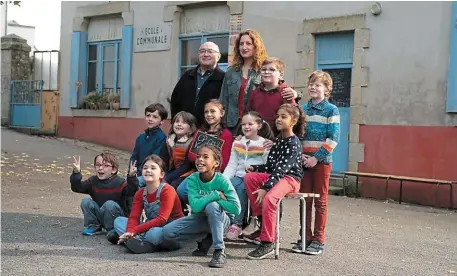  ?? PHOTO ADNP ZINC FRANCE CINÉMA PHOTO STÉPHANIE BRANCHU ?? Michel Blanc et Julia Piaton dans l’école du film « Les petites victoires ».