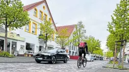  ?? Foto: Katharina Eisele ?? Schon jetzt ist der Platz für Radfahrer sehr beengt. Für die Einrichtun­g einer Fahrradspu­r ist die Straße zu schmal.