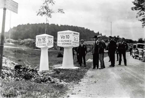  ??  ?? « Blanche, de forme typique, la signalisat­ion Michelin se voit de loin de jour comme de nuit », disait l’argumentai­re du manufactur­ier. Ici, la mise en place de bornes d’angle dans les années 1930.