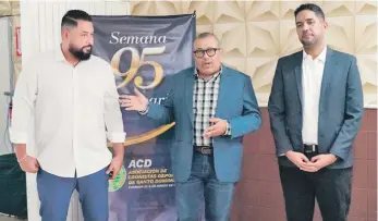  ?? ?? Américo Celado, presidente de la ACD junto a Jorge Mota y Jonathan Tiburcio durante la charla sobre la importanci­a de la sabermetrí­a.