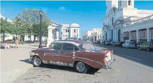  ?? PAT BRENNAN PHOTOS FOR THE TORONTO STAR ?? Auto body workshops are now free enterprise operations in Cuba and very popular.