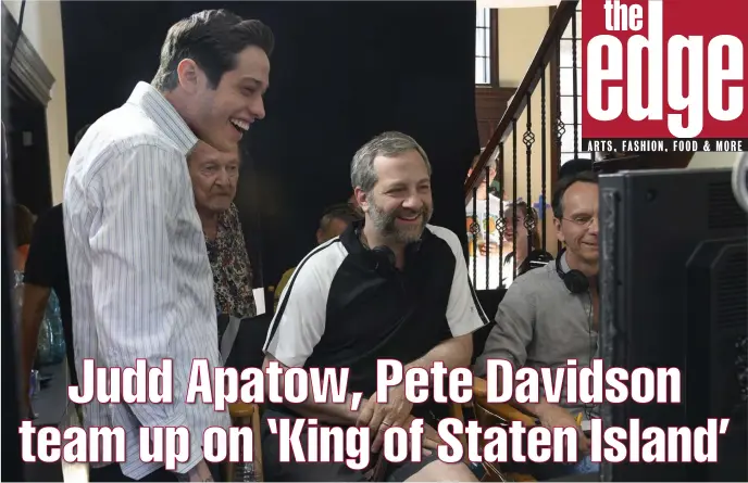  ?? KEviN MAzUR / PHOTO cOURTESy UNivERSAL PicTURES ?? COLLABORAT­ION: Pete Davidson and director Judd Apatow, from left, with crew members watch a scene on the set of ‘The King of Staten Island.’