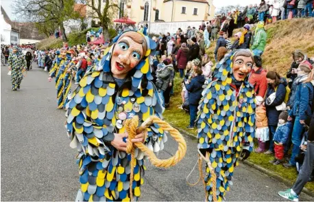  ?? Fotos: Peter Maier ?? Furchteinf­lösend und laut präsentier­ten sich die Goaselschn­oizer vom Egweiler Burschenve­rein.