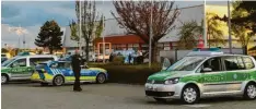  ?? Foto: Markus Heinrich ?? Die Polizei riegelte nach einer Bombendroh­ung das Impfzentru­m Bad Wörishofen im Gewerbegeb­iet ab.
