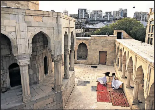  ?? [ Foto: Reza/Getty Images] ?? Palast der Schirwansc­hahs. Altstadt von Baku, Aserbaidsc­han.