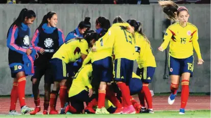  ?? FOTO CORTESÍA COPA AMÉRICA-2018 ?? Mientras sus compañeras celebran, Isabella Echeverri (15) regresa a la cancha donde se destaca por su disciplina y orden táctico. Tiene 23 años, gran superación.