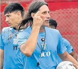  ?? PRENSA RACING ?? PENSAR. Juan Carlos Olave apuesta por un equipo protagonis­ta en el torneo.