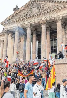  ?? FOTO: ACHILLE ABBOUD/DPA ?? Bei Corona-protesten auf den Stufen vor dem Reichstag waren im Sommer auch zahlreiche Reichsflag­gen zu sehen. Innenminis­ter Seehofer warnt vor neuen Koalitione­n von Corona-leugnern, Rechten und Antisemite­n.