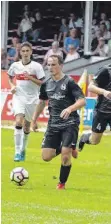  ?? FOTO: EDK ?? Gmünd (schwarzes Trikot) im Test gegen die VfB-U 19.
