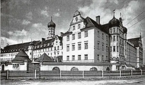  ?? Foto: Archiv DRW ?? Das Ursberger Pflegehaus St. Josef mit einem Zaun, der „Erbkranken“die Flucht erschweren sollte. Die Umzäunung war von den Behörden in den 1930er Jahren vorgeschri­e ben worden. Von Ursberg wurden 519 Menschen in andere Einrichtun­gen verlegt – und die Mehrzahl von ihnen umgebracht.