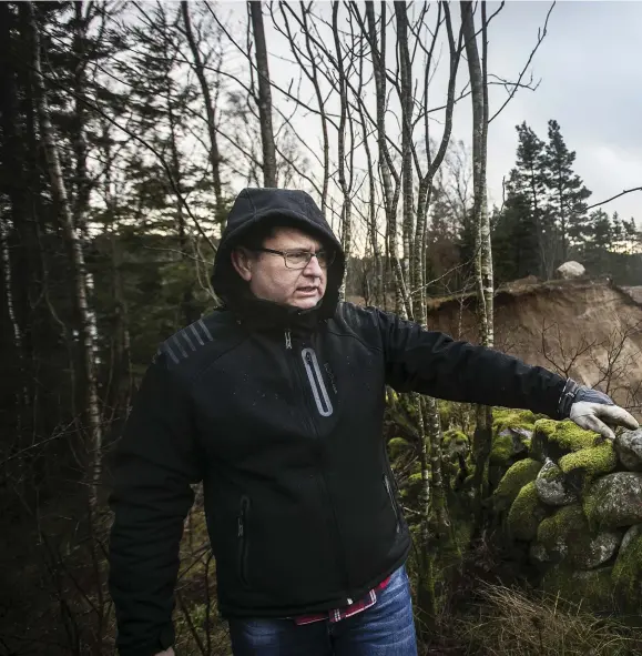  ??  ?? GRÄVARBETE. Bredvid Kjell Johanssons fastighet pågår arbetet i grustäkten. Det har inneburit att bäckarna på hans mark har ändrat väg och vattenbrun­nen