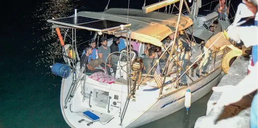  ?? (foto Antonino D’urso) ?? Nel Crotonese Uno sbarco di migranti arrivati sulle coste italiane a bordo di una barca a vela, lo scorso 21 settembre