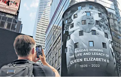  ?? ?? The giant billboard at Piccadilly Circus in London pays tribute to the Queen, left. A Nasdaq building in Times Square, New York, marks Her Majesty’s passing, above; Tel Aviv City Hall in Israel is lit up with the Union flag, right; In Washington DC, India Rodgers, three, lays flowers outside the British Embassy, below