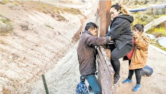  ?? DANIEL OCHOA/AP ?? Pese a todo, indocument­ados brincaron ayer por la tarde la valla fronteriza en la zona Tijuana-San Diego.