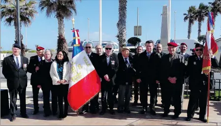  ??  ?? Une partie des participan­ts devant le monument aux Morts.