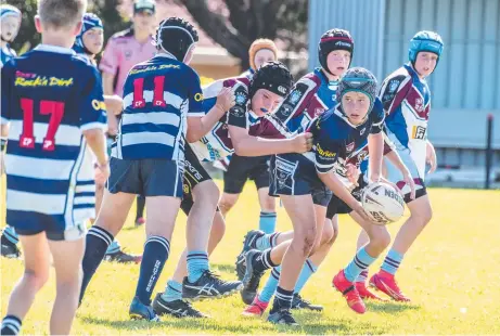  ?? Pictures: Nev Madsen ?? WEEKEND TO REMEMBER: Brothers player Will Paynter looks for a teammate during a Walkers Weekend Challenge fixture at Herb Steinohrt Oval.