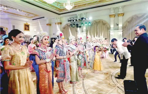  ?? MALACAÑANG PHOTO ?? SAWADEE KRUP President Rodrigo Duterte bows before cultural performers during a state dinner in his honor, hosted by Thai Prime Minister Prayuth Chan- o- cha ( right) at the Government House in Bangkok on Tuesday.