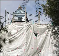  ?? BELOW: PHOTOS BY FLORENCE MIDDLETON / CALMATTERS ?? ABOVE: The Pigeon Palace is covered in scaffoldin­g and tarps Thursday in San Francisco.